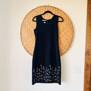 VINTAGE ALFANI SCOOP-NECK SLEEVELESS SHIFT DRESS WITH FLORAL HEM CORPCORE EUC